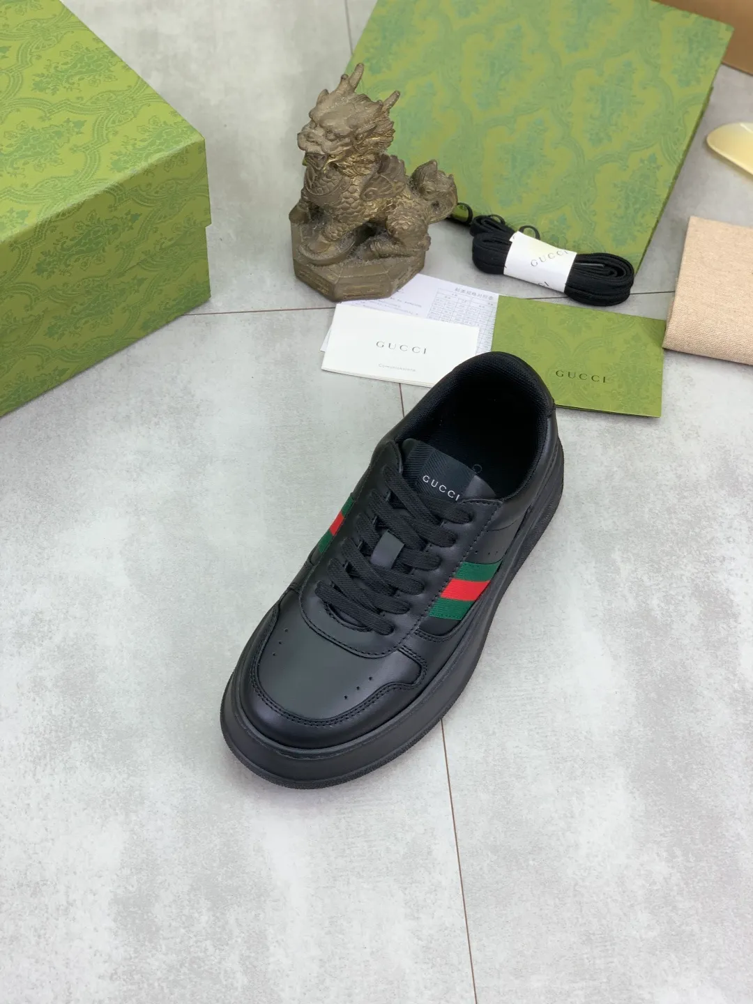 Men's shoes 💰P600 new GUCCI high version 🆕New series, 👫couple biscuit shoes, thick-soled sneakers, these are really comfortable, super light, comfortable and versatile, 👍a must-have item, this item is full of fun retro flavor. G’s new series continues to seek inspiration from daily life in other eras and incorporates the essence of current design to create refreshing designs. This sneaker is made of GG printed canvas and decorated with the classic double G monogram pattern, highlighting the profound connotation of the brand logo. GG printed embossed leather, glossy leather details, 5cm taller, instantly enhances your aura when worn! (With a complete set of packaging bags) Airplane box Size: 35-45